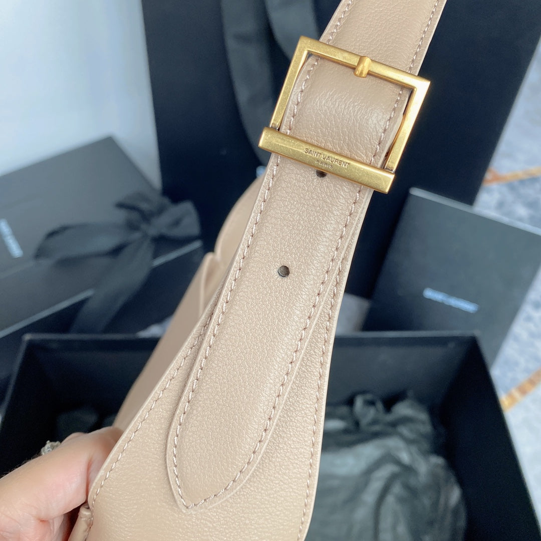 LE 5 À 7 SMALL SUPPLE 23 IN BEIGE LAMMLEDER GOLDENE SCHNALLE