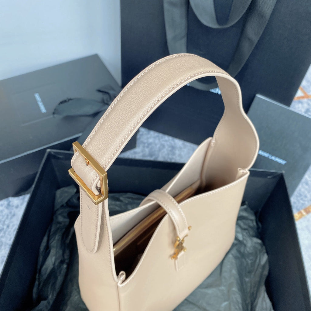 LE 5 À 7 SMALL SUPPLE 23 IN BEIGE LAMMLEDER GOLDENE SCHNALLE