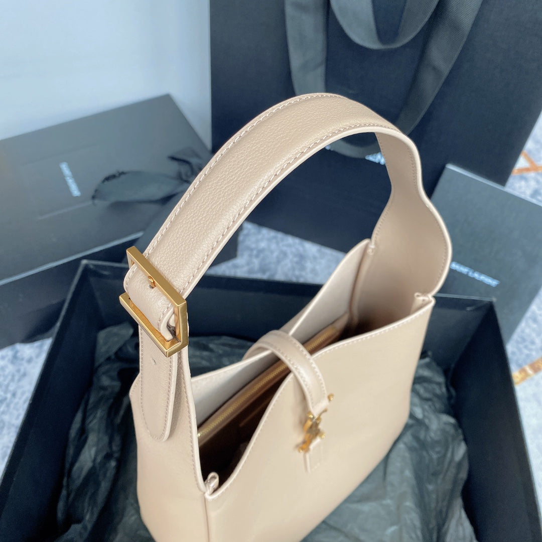 LE 5 À 7 SMALL SUPPLE 23 IN BEIGE LAMMLEDER GOLDENE SCHNALLE