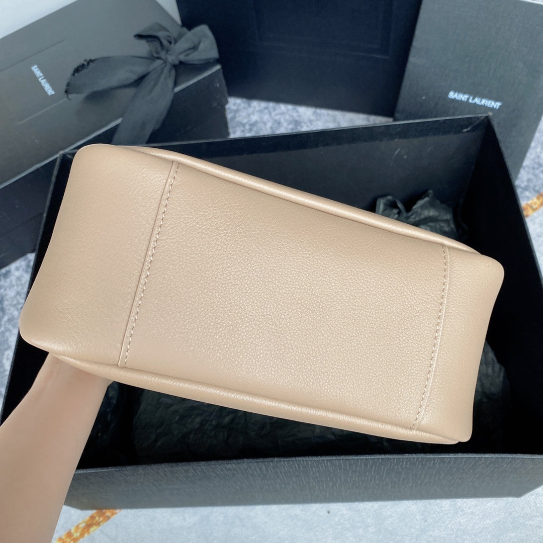 LE 5 À 7 SMALL SUPPLE 23 IN BEIGE LAMMLEDER GOLDENE SCHNALLE