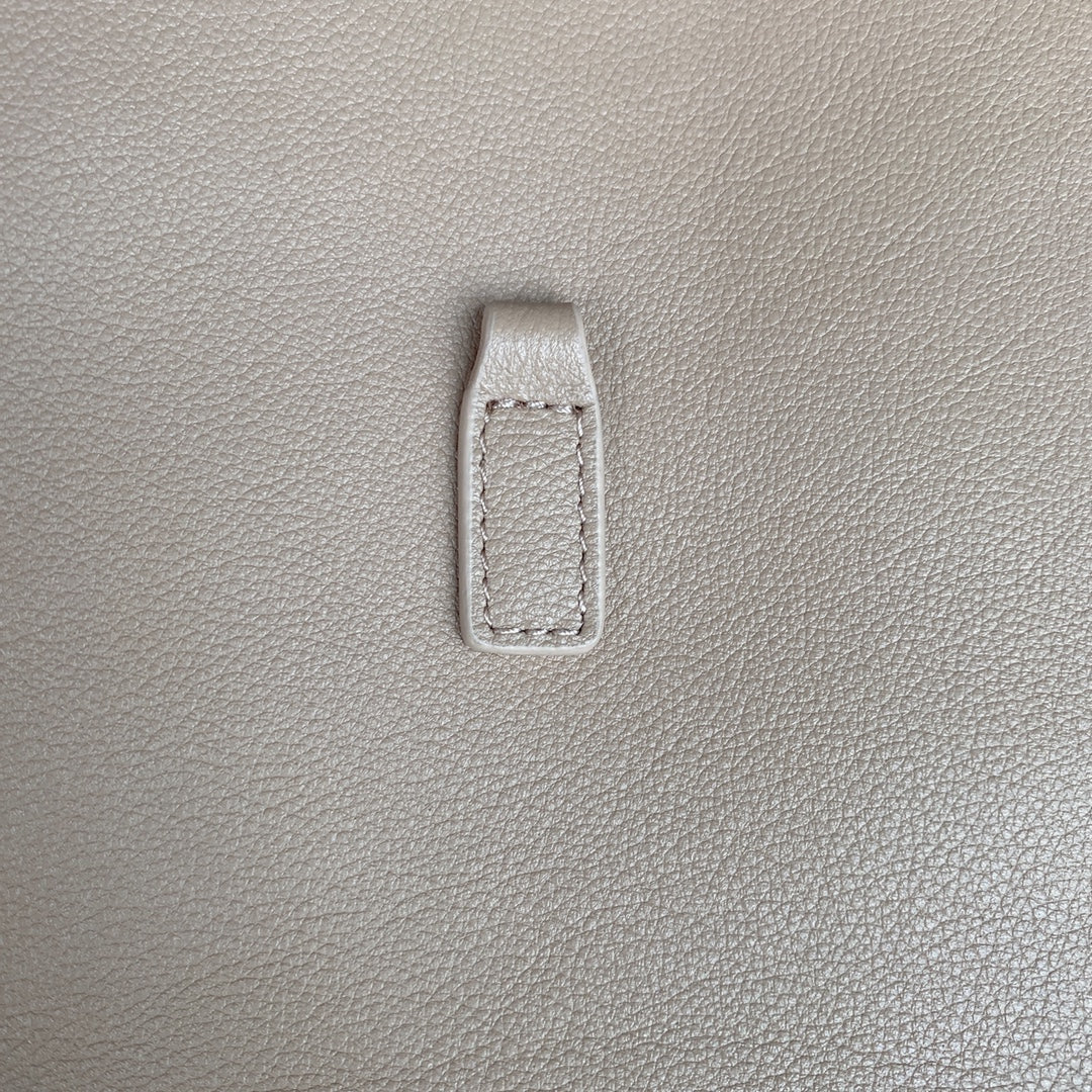 LE 5 À 7 SMALL SUPPLE 23 IN BEIGE LAMMLEDER GOLDENE SCHNALLE