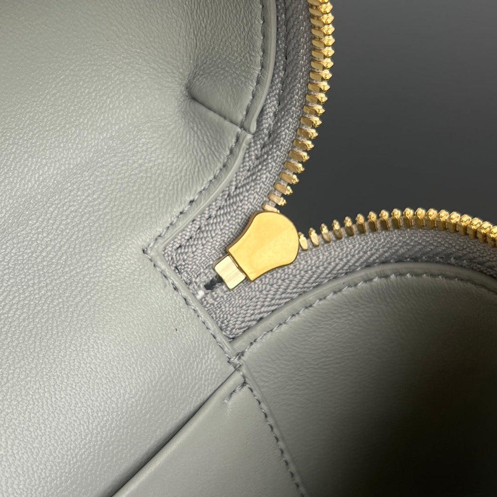 BANG BANG 22 Kosmetikkoffer aus grauem Münzkalbsleder