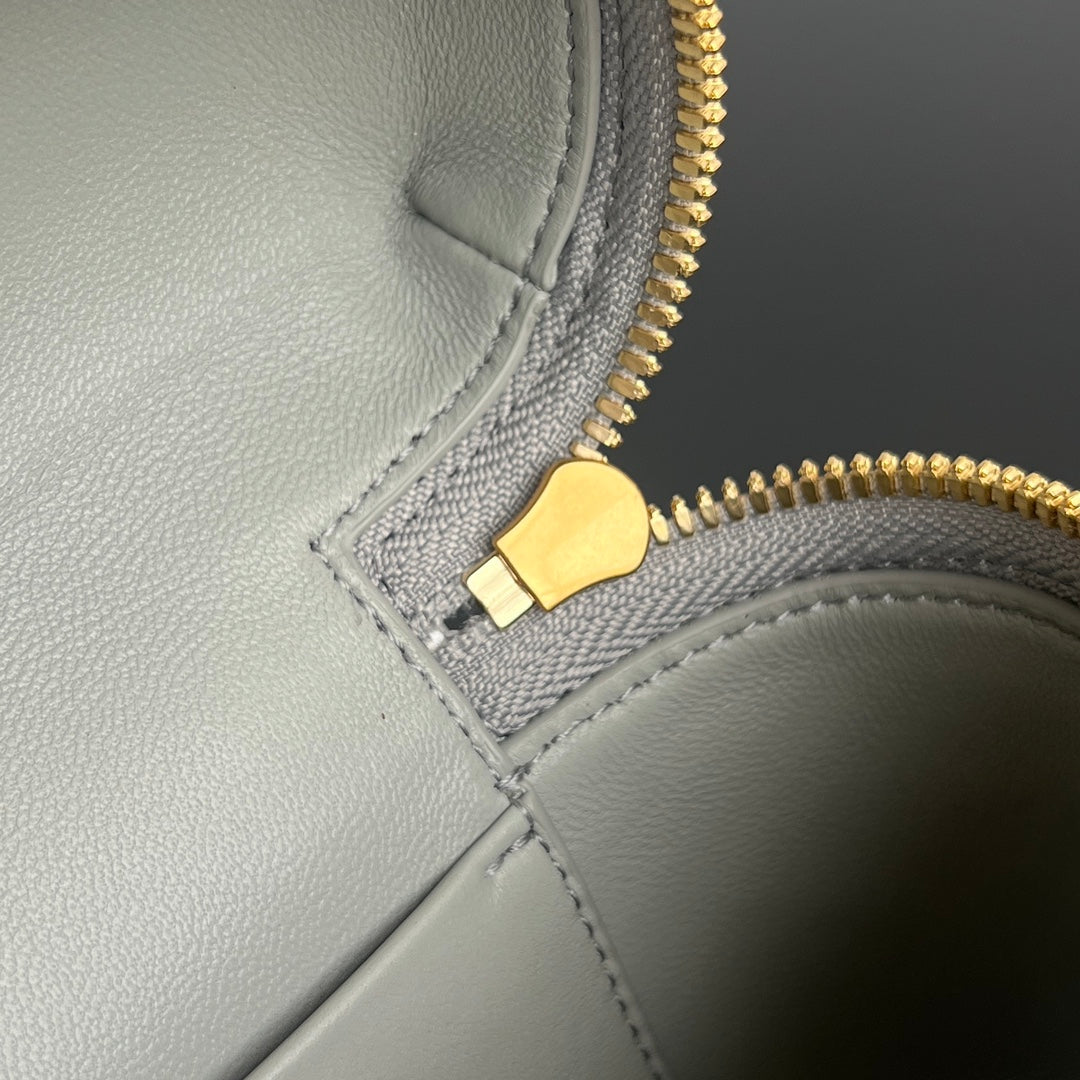 BANG BANG 22 Kosmetikkoffer aus grauem Münzkalbsleder