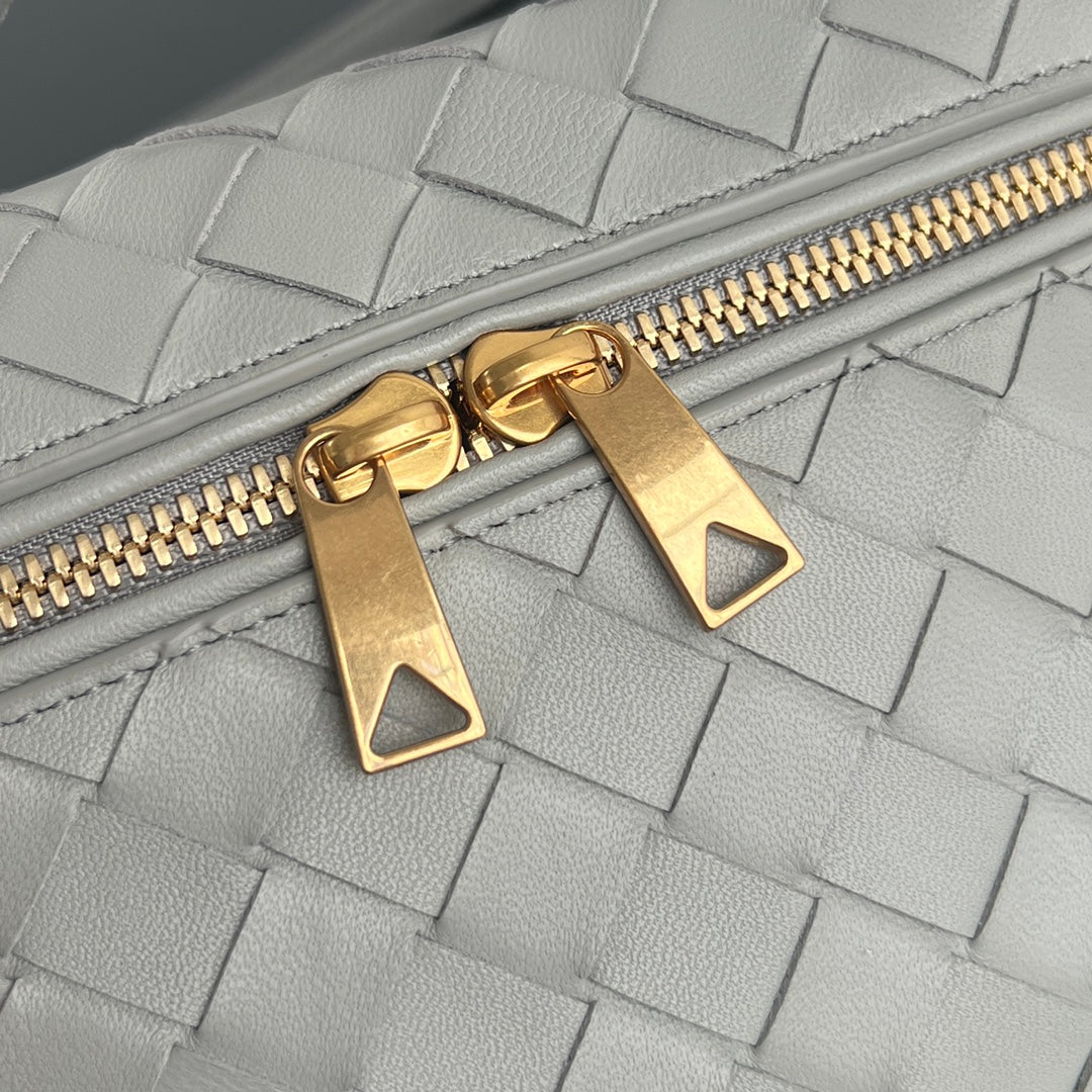 BANG BANG 22 Kosmetikkoffer aus grauem Münzkalbsleder