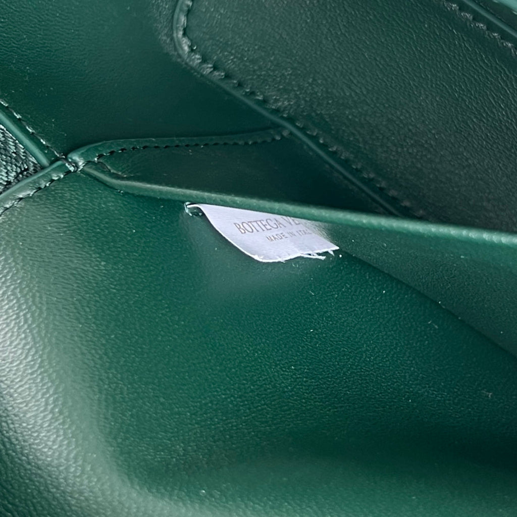 BANG BANG 22 Kosmetikkoffer aus dunkelgrünem Kalbsleder