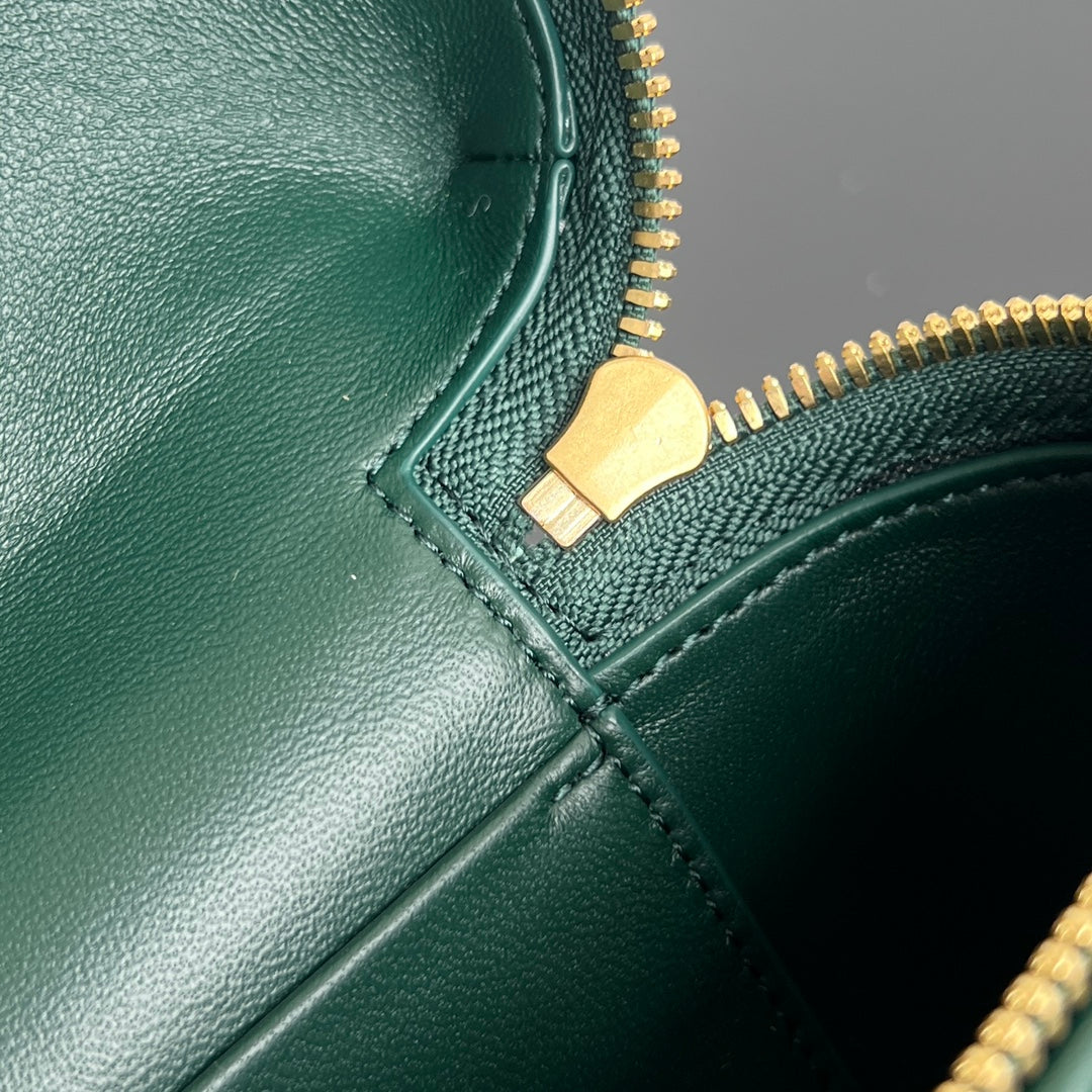 BANG BANG 22 Kosmetikkoffer aus dunkelgrünem Kalbsleder