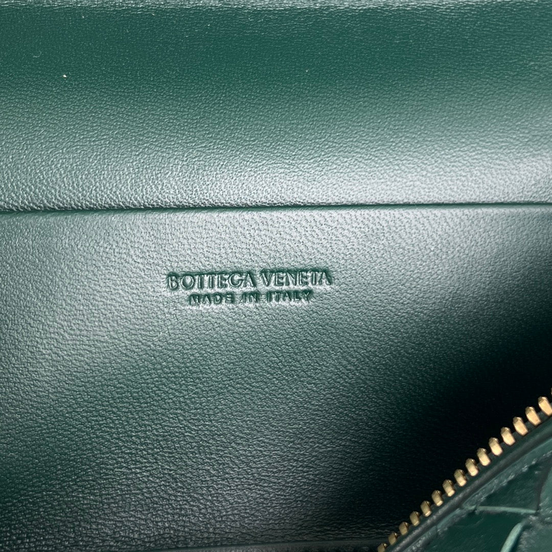 BANG BANG 22 Kosmetikkoffer aus dunkelgrünem Kalbsleder