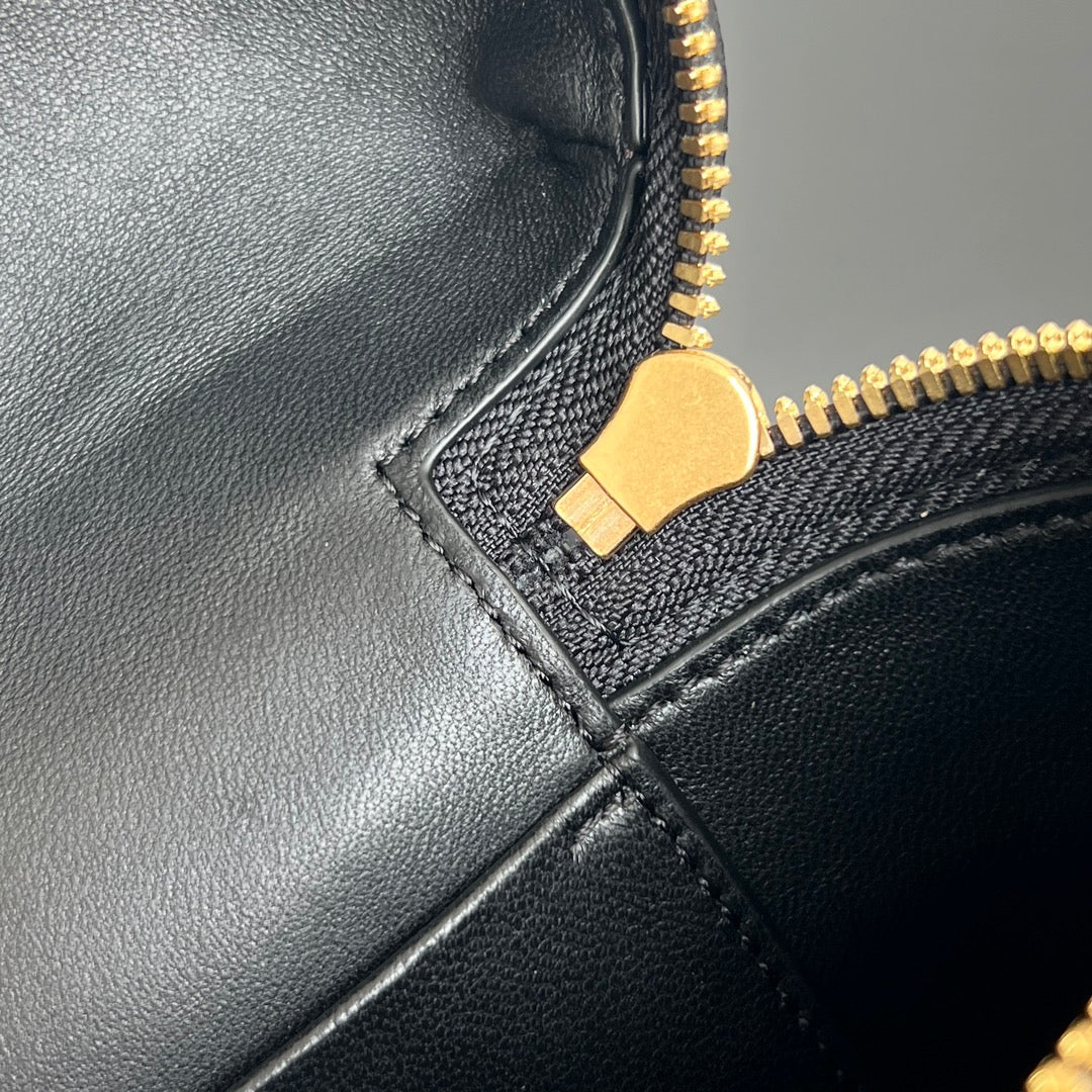 BANG BANG 22 Kosmetikkoffer aus schwarzem Kalbsleder