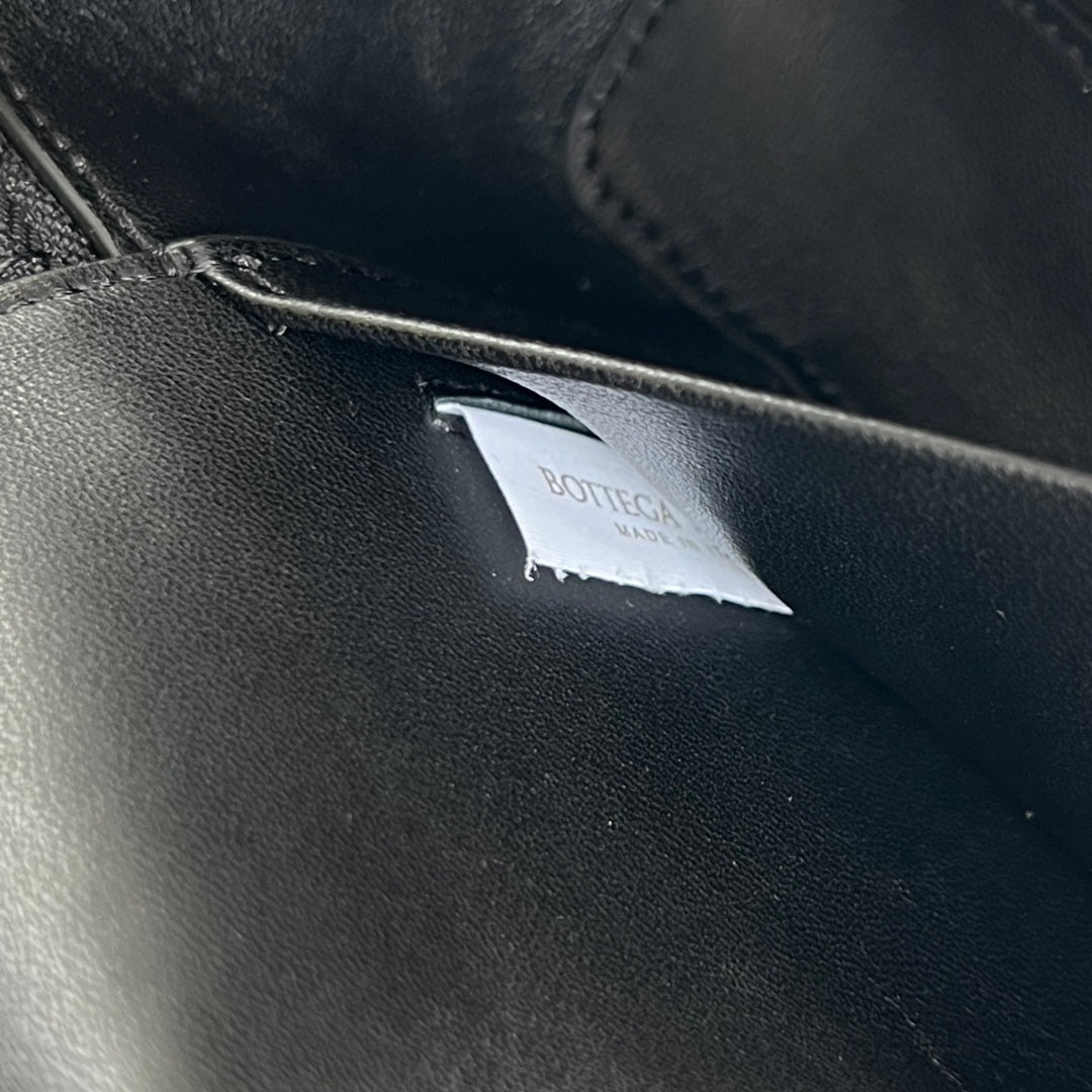 BANG BANG 22 Kosmetikkoffer aus schwarzem Kalbsleder