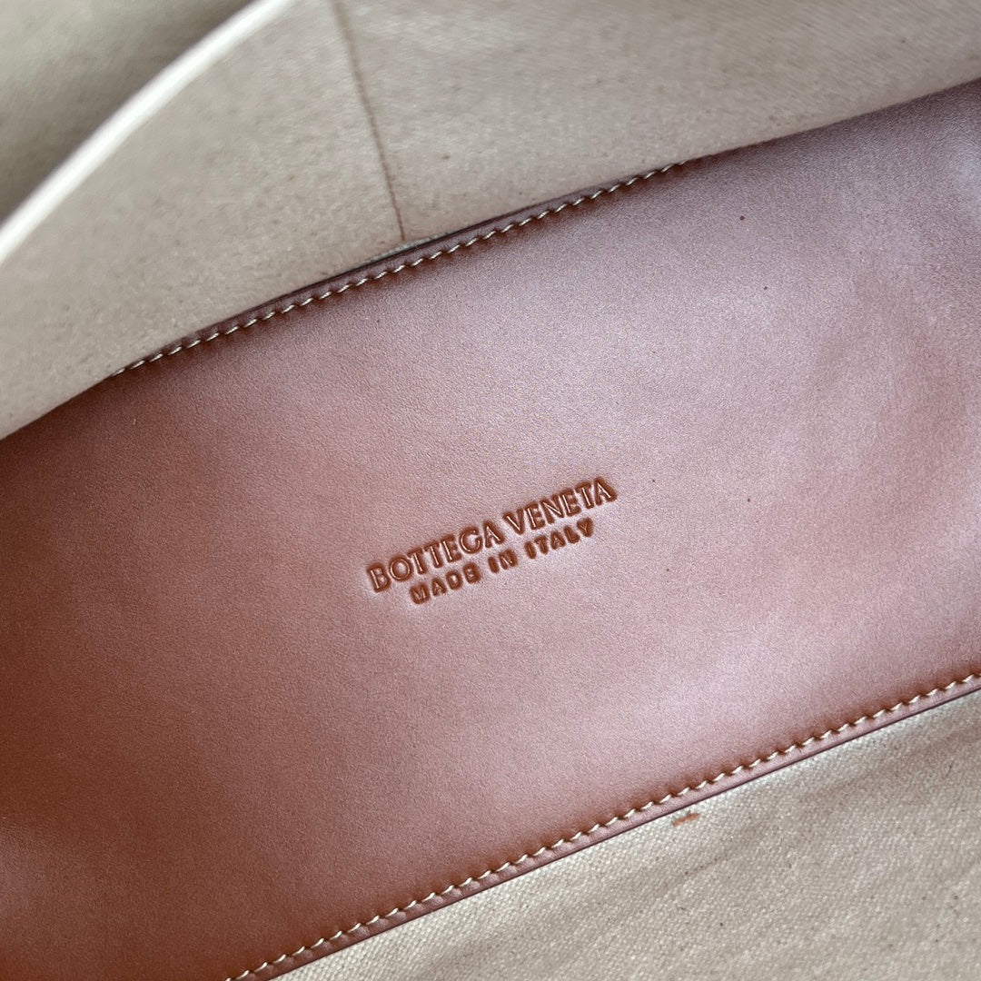 MEDIUM ANDIAMO 32 IN WEISS-BRAUNEM KALBSLEDER UND CANVAS