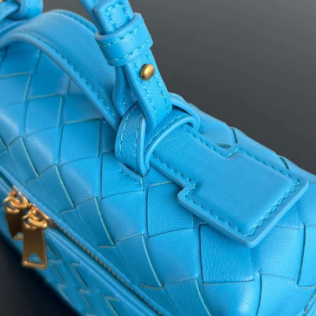 BANG BANG 22 Kosmetikkoffer aus azurblauem Kalbsleder