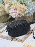 CARO 16 MINI-KOSTÜCK AUS SCHWARZEM MAKROCANNAGE-LAMMLEDER