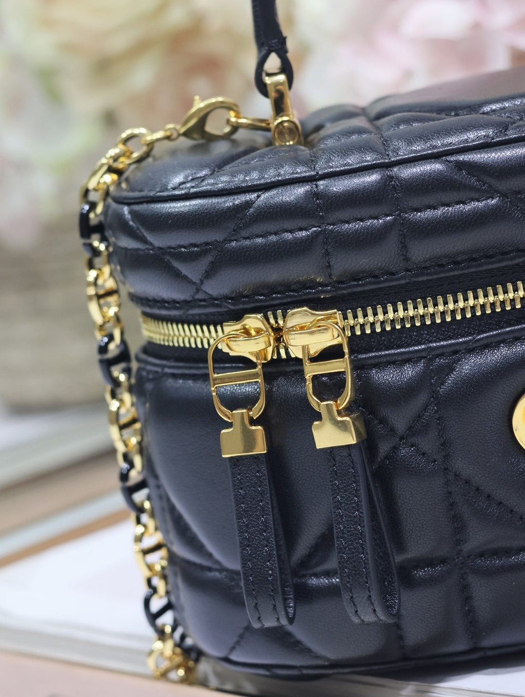 CARO 16 MINI-KOSTÜCK AUS SCHWARZEM MAKROCANNAGE-LAMMLEDER