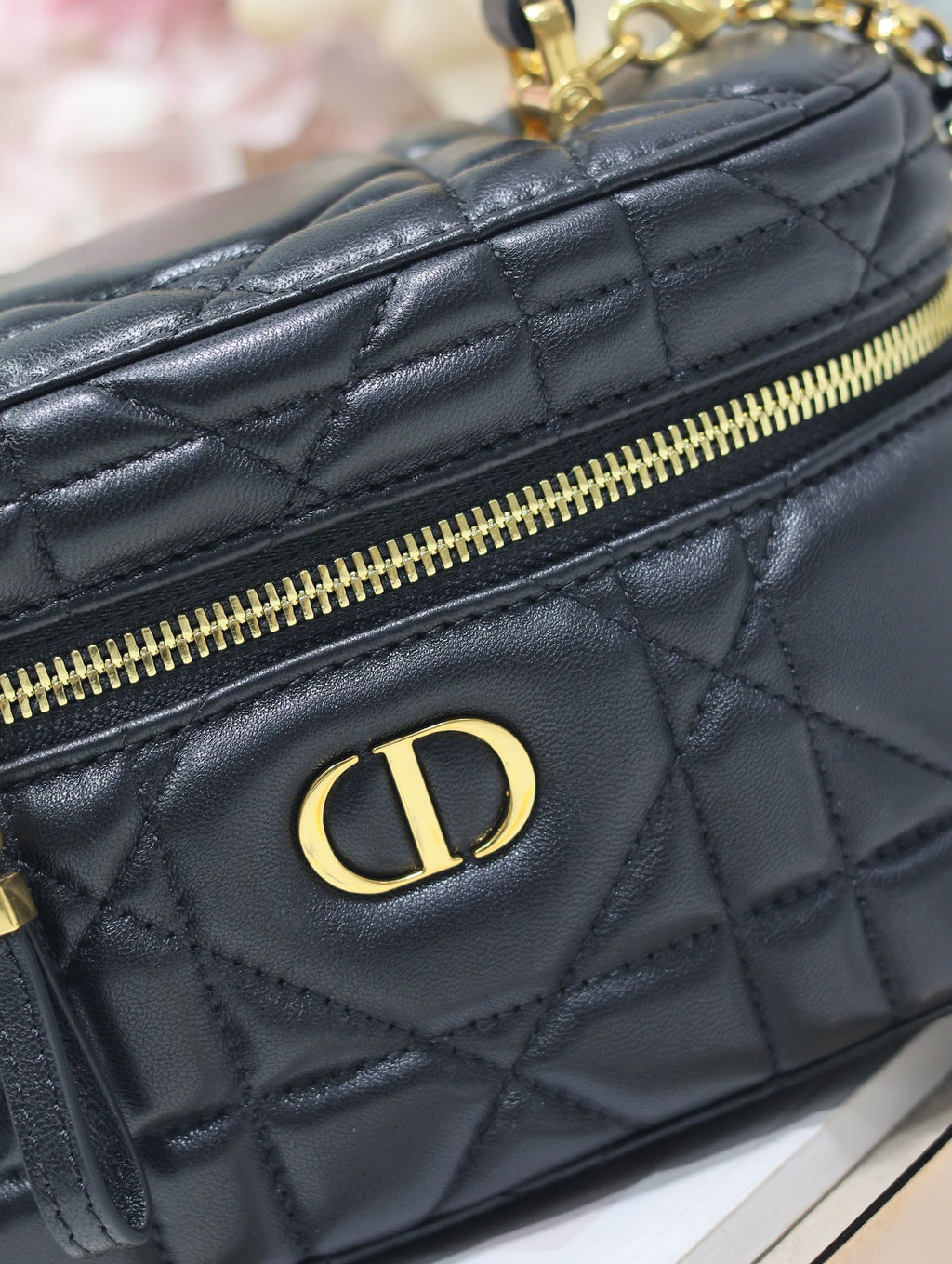 CARO 16 MINI-KOSTÜCK AUS SCHWARZEM MAKROCANNAGE-LAMMLEDER