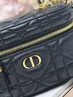 CARO 16 MINI-KOSTÜCK AUS SCHWARZEM MAKROCANNAGE-LAMMLEDER