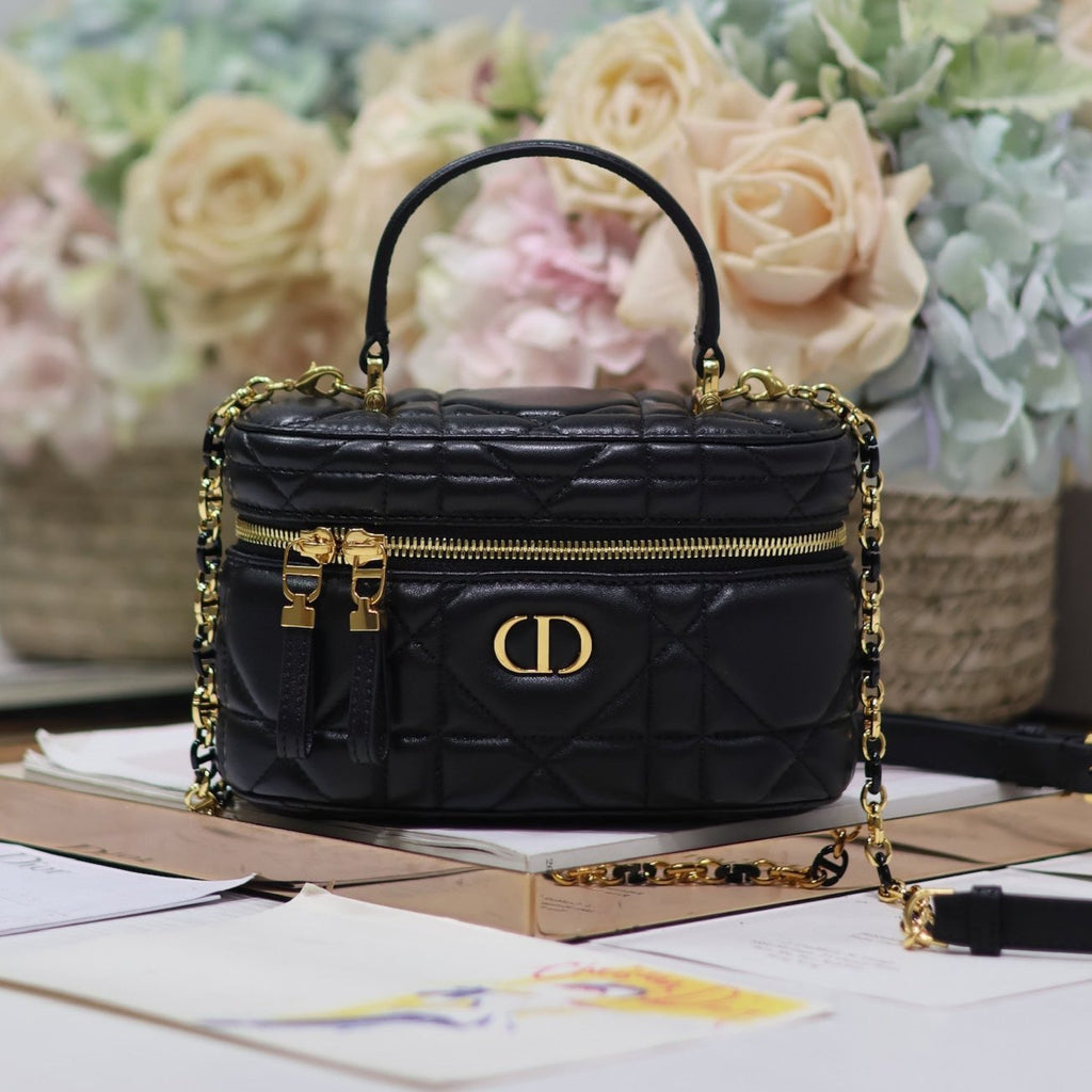 CARO 16 MINI-KOSTÜCK AUS SCHWARZEM MAKROCANNAGE-LAMMLEDER