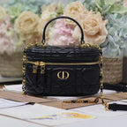 CARO 16 MINI-KOSTÜCK AUS SCHWARZEM MAKROCANNAGE-LAMMLEDER