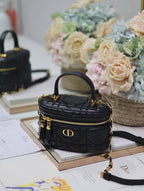 CARO 16 MINI-KOSTÜCK AUS SCHWARZEM MAKROCANNAGE-LAMMLEDER