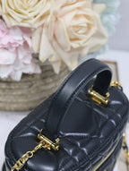 CARO 16 MINI-KOSTÜCK AUS SCHWARZEM MAKROCANNAGE-LAMMLEDER