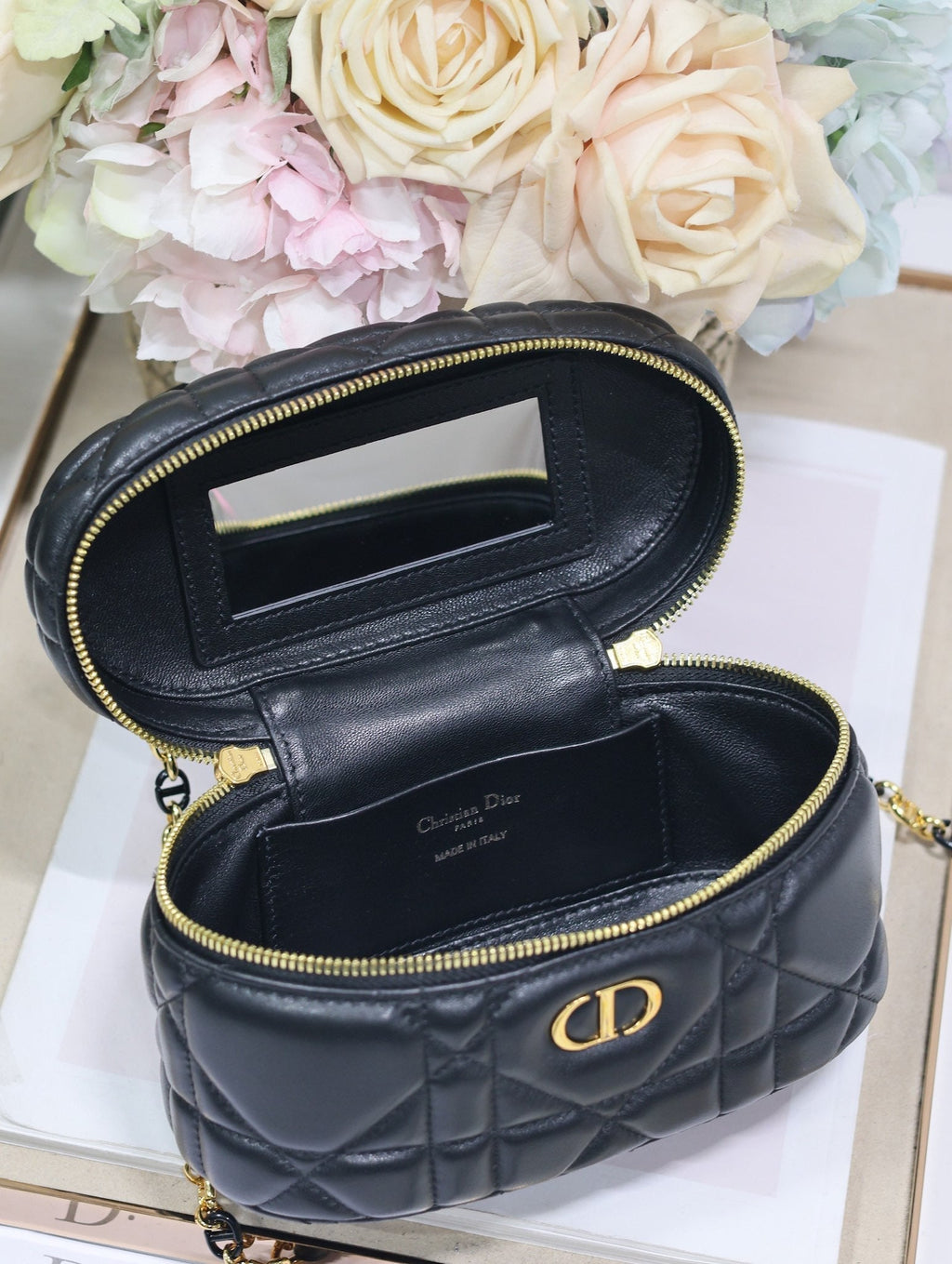 CARO 16 MINI-KOSTÜCK AUS SCHWARZEM MAKROCANNAGE-LAMMLEDER