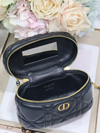 CARO 16 MINI-KOSTÜCK AUS SCHWARZEM MAKROCANNAGE-LAMMLEDER