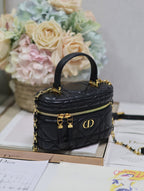 CARO 16 MINI-KOSTÜCK AUS SCHWARZEM MAKROCANNAGE-LAMMLEDER