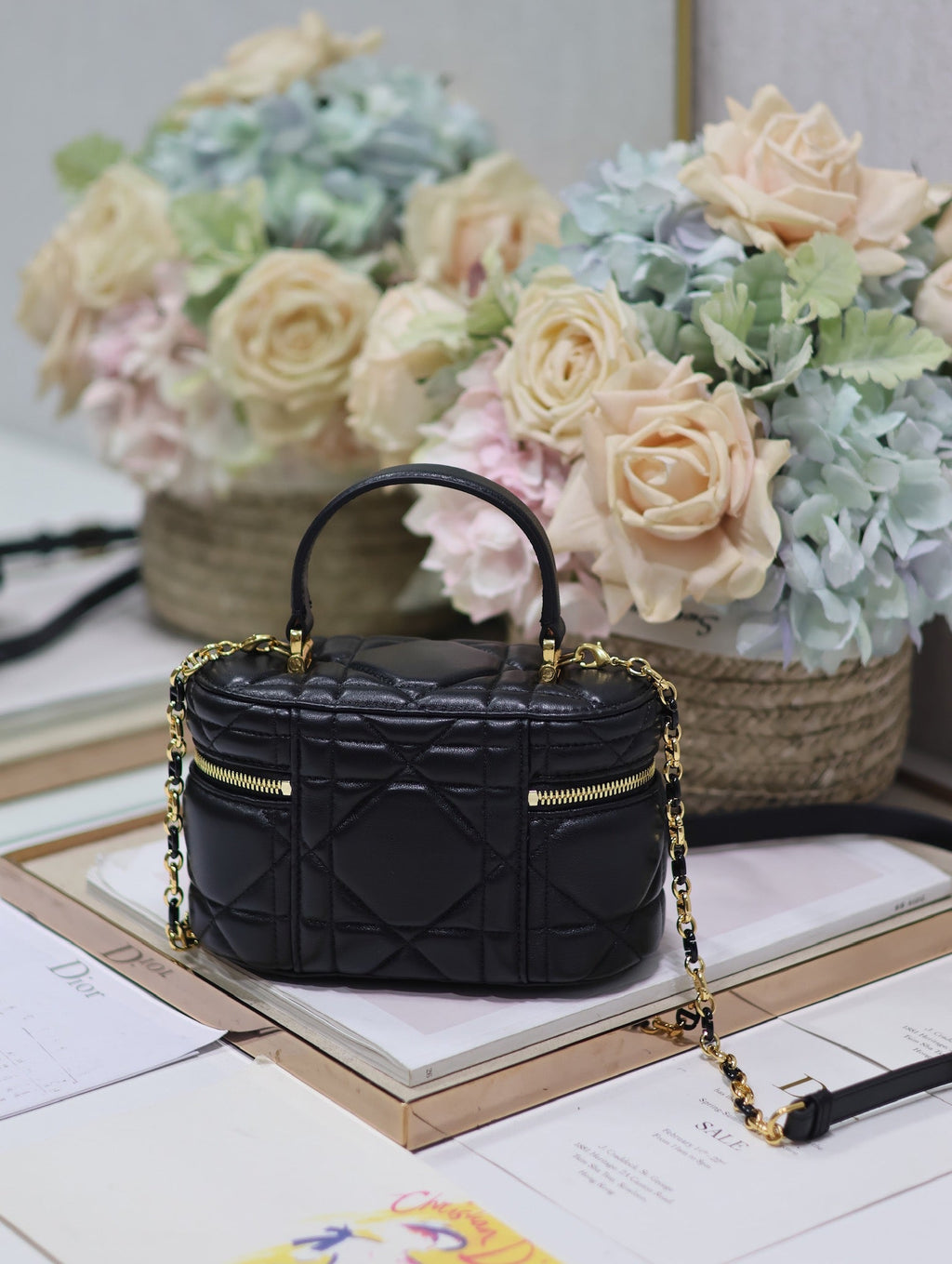 CARO 16 MINI-KOSTÜCK AUS SCHWARZEM MAKROCANNAGE-LAMMLEDER