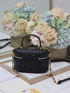 CARO 16 MINI-KOSTÜCK AUS SCHWARZEM MAKROCANNAGE-LAMMLEDER