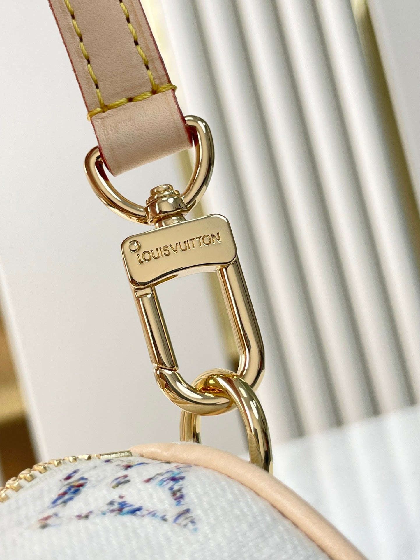 SPEEDY BANDOULIÈRE 20 IN WEISSEM MONOGRAMM-JACQUARD-STOFF UND BEIGEM KALBSLEDERBESETZ