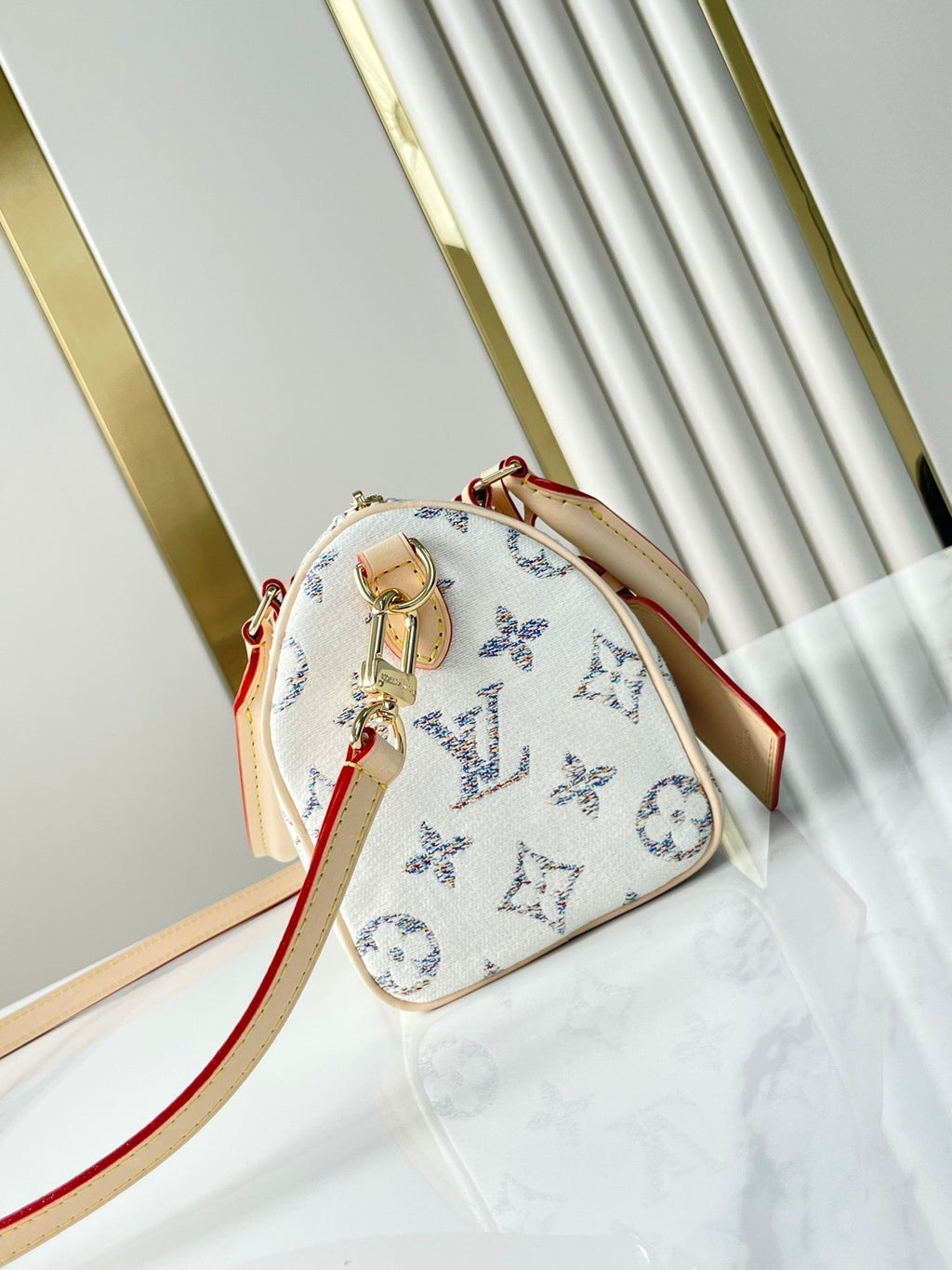 SPEEDY BANDOULIÈRE 20 IN WEISSEM MONOGRAMM-JACQUARD-STOFF UND BEIGEM KALBSLEDERBESETZ