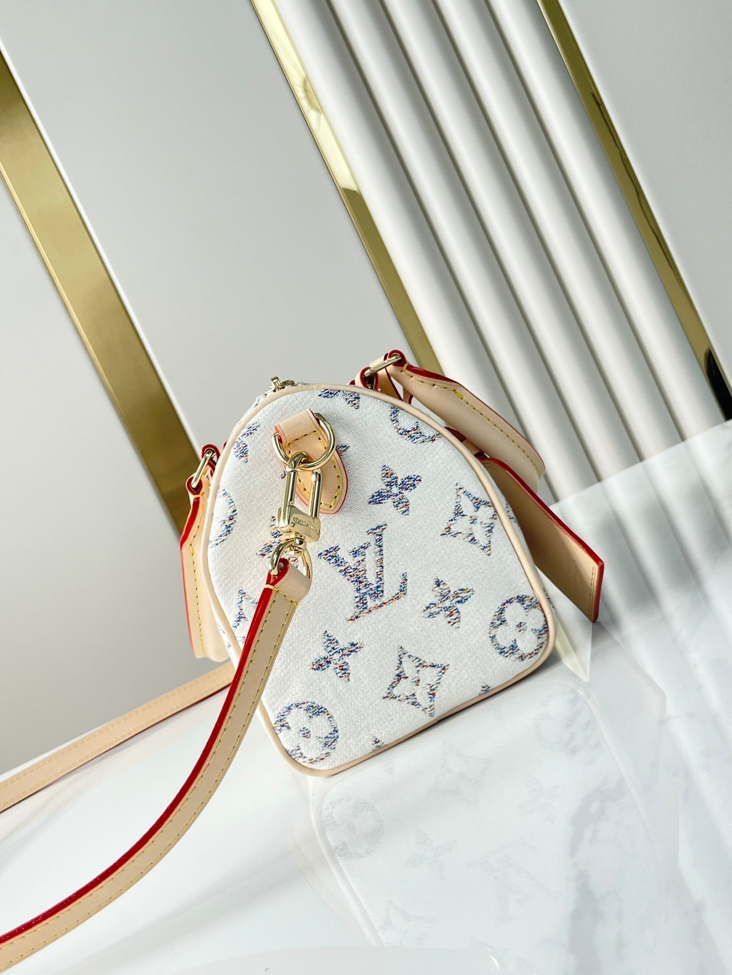 SPEEDY BANDOULIÈRE 20 IN WEISSEM MONOGRAMM-JACQUARD-STOFF UND BEIGEM KALBSLEDERBESETZ