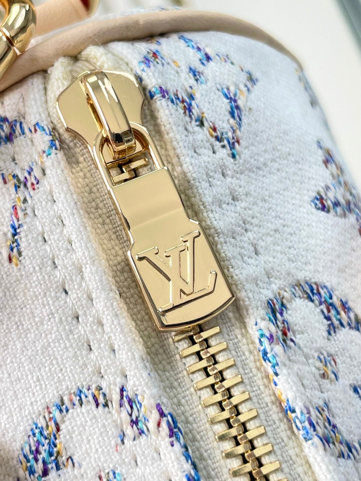 SPEEDY BANDOULIÈRE 20 IN WEISSEM MONOGRAMM-JACQUARD-STOFF UND BEIGEM KALBSLEDERBESETZ