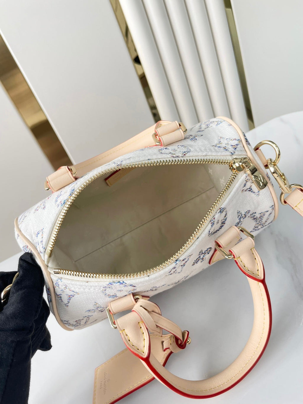 SPEEDY BANDOULIÈRE 20 IN WEISSEM MONOGRAMM-JACQUARD-STOFF UND BEIGEM KALBSLEDERBESETZ