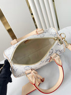 SPEEDY BANDOULIÈRE 20 IN WEISSEM MONOGRAMM-JACQUARD-STOFF UND BEIGEM KALBSLEDERBESETZ