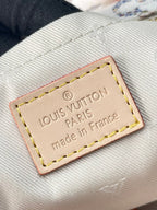 SPEEDY BANDOULIÈRE 20 IN WEISSEM MONOGRAMM-JACQUARD-STOFF UND BEIGEM KALBSLEDERBESETZ