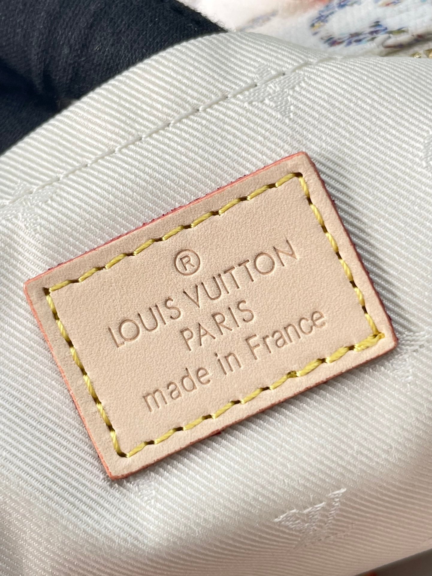 SPEEDY BANDOULIÈRE 20 IN WEISSEM MONOGRAMM-JACQUARD-STOFF UND BEIGEM KALBSLEDERBESETZ