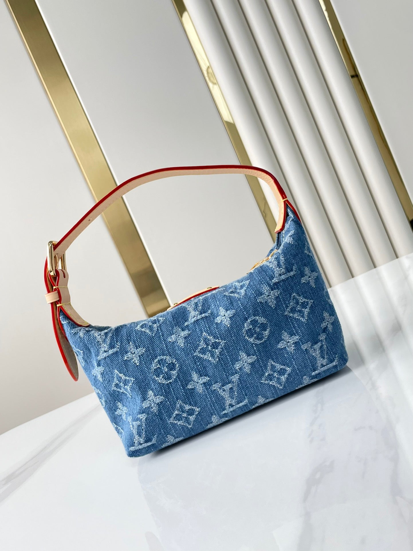 HILLS POCHETTE 18 IN BLAUEM MONOGRAMM-DENIM