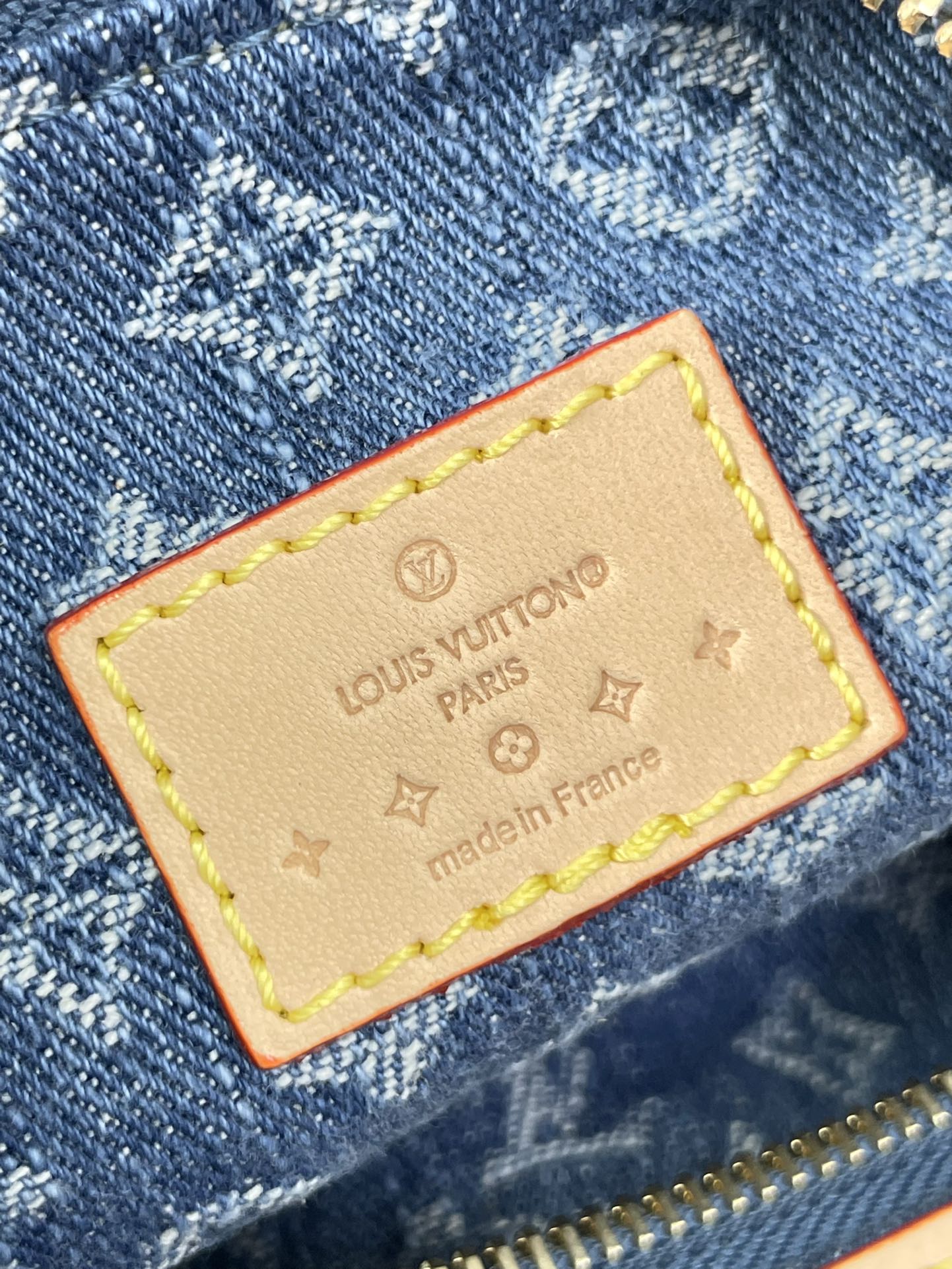 HILLS POCHETTE 18 IN BLAUEM MONOGRAMM-DENIM