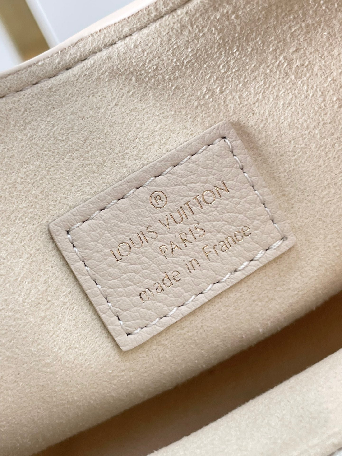 LOW KEY SHOULDER BAG 26 IN QUARTZ GRAINED CALFSKIN GOLD BUCKLE