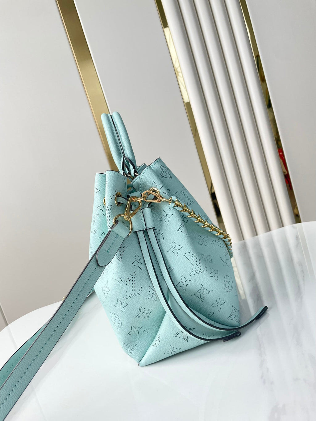 BELLA TOTE 32 IN HIMMELBLAUEM MONOGRAMM, PERFORIERTEM KALBSLEDER, GOLDENE BESCHLÄGE