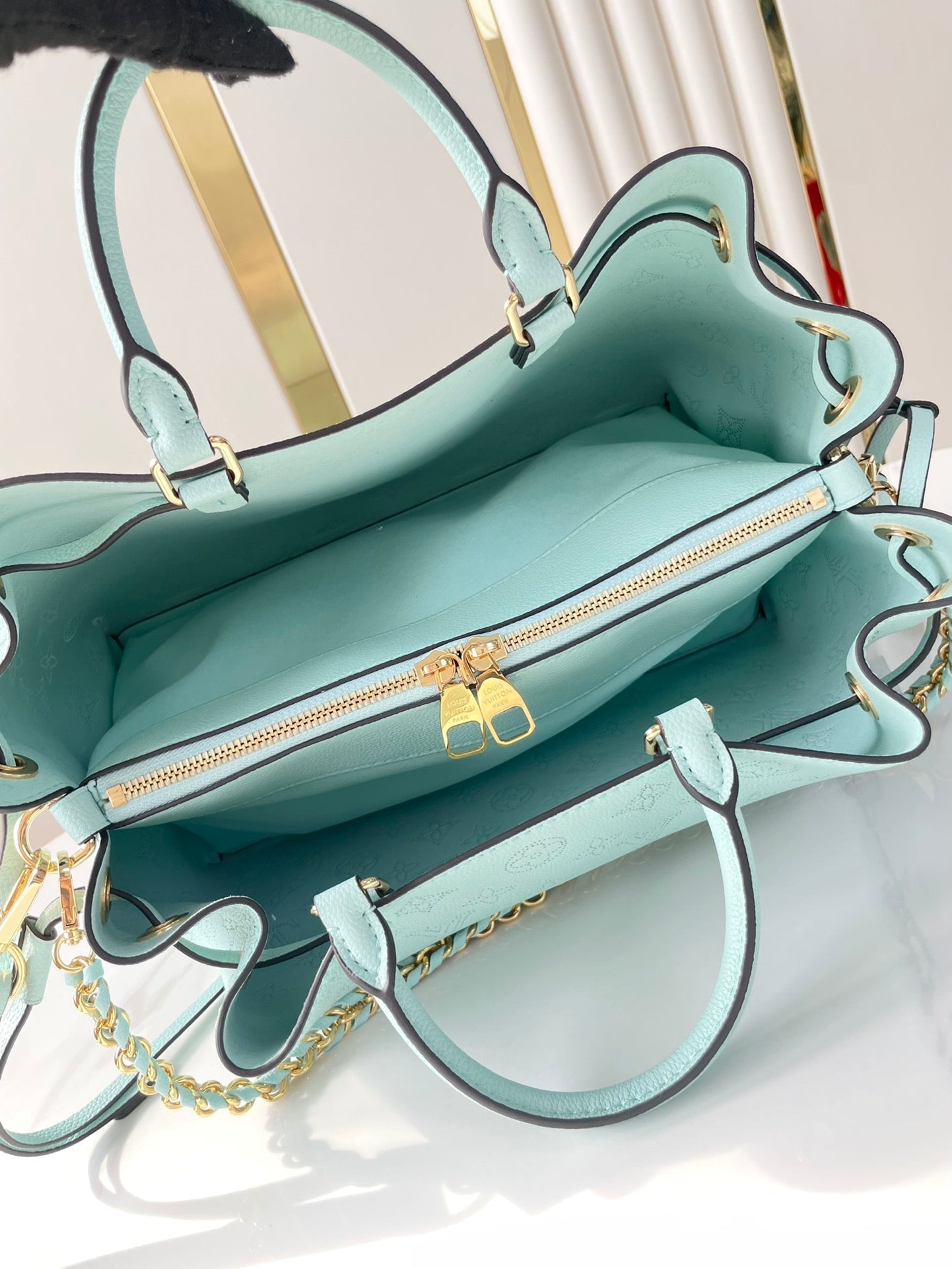 BELLA TOTE 32 IN HIMMELBLAUEM MONOGRAMM, PERFORIERTEM KALBSLEDER, GOLDENE BESCHLÄGE