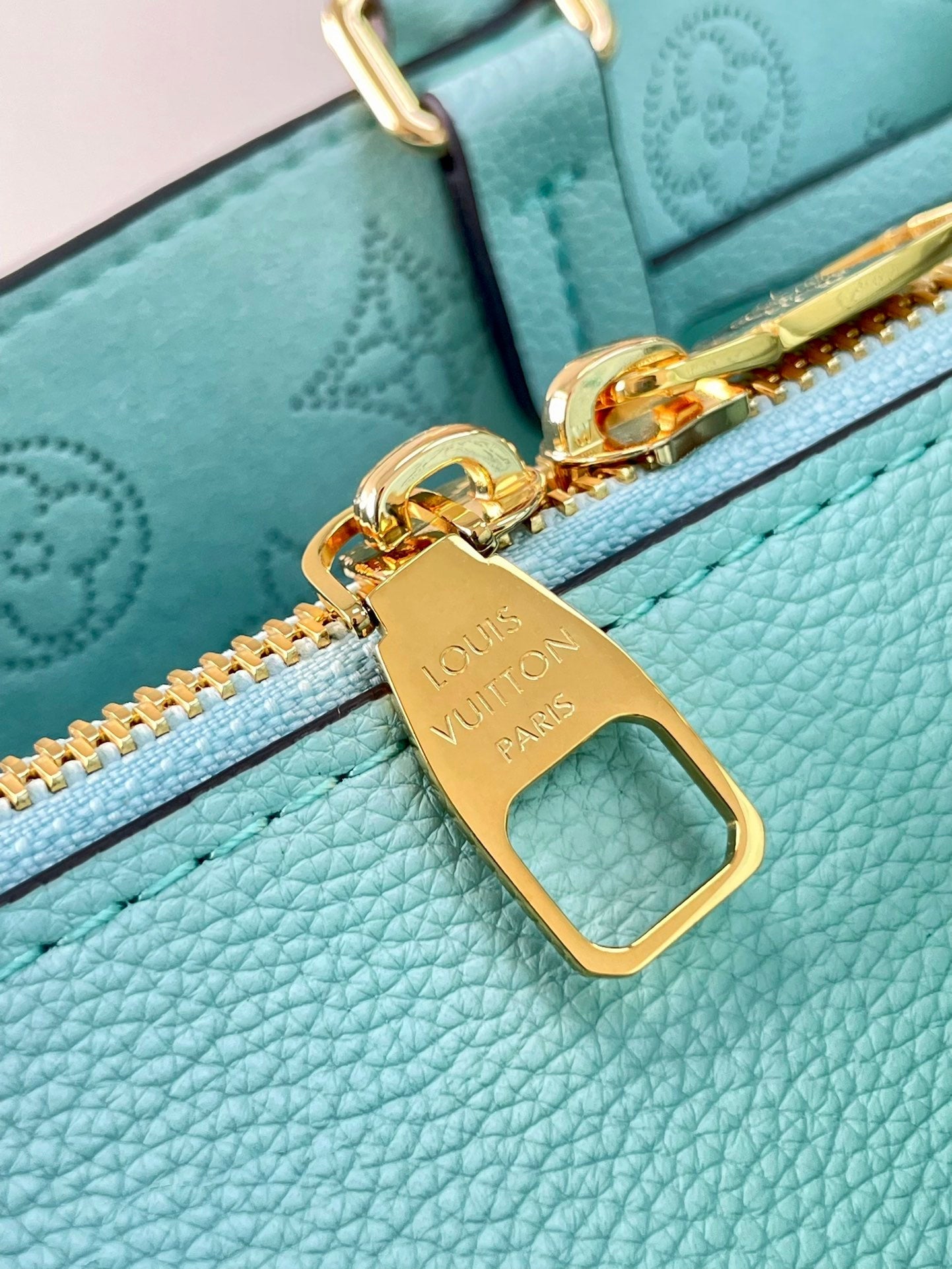 BELLA TOTE 32 IN HIMMELBLAUEM MONOGRAMM, PERFORIERTEM KALBSLEDER, GOLDENE BESCHLÄGE