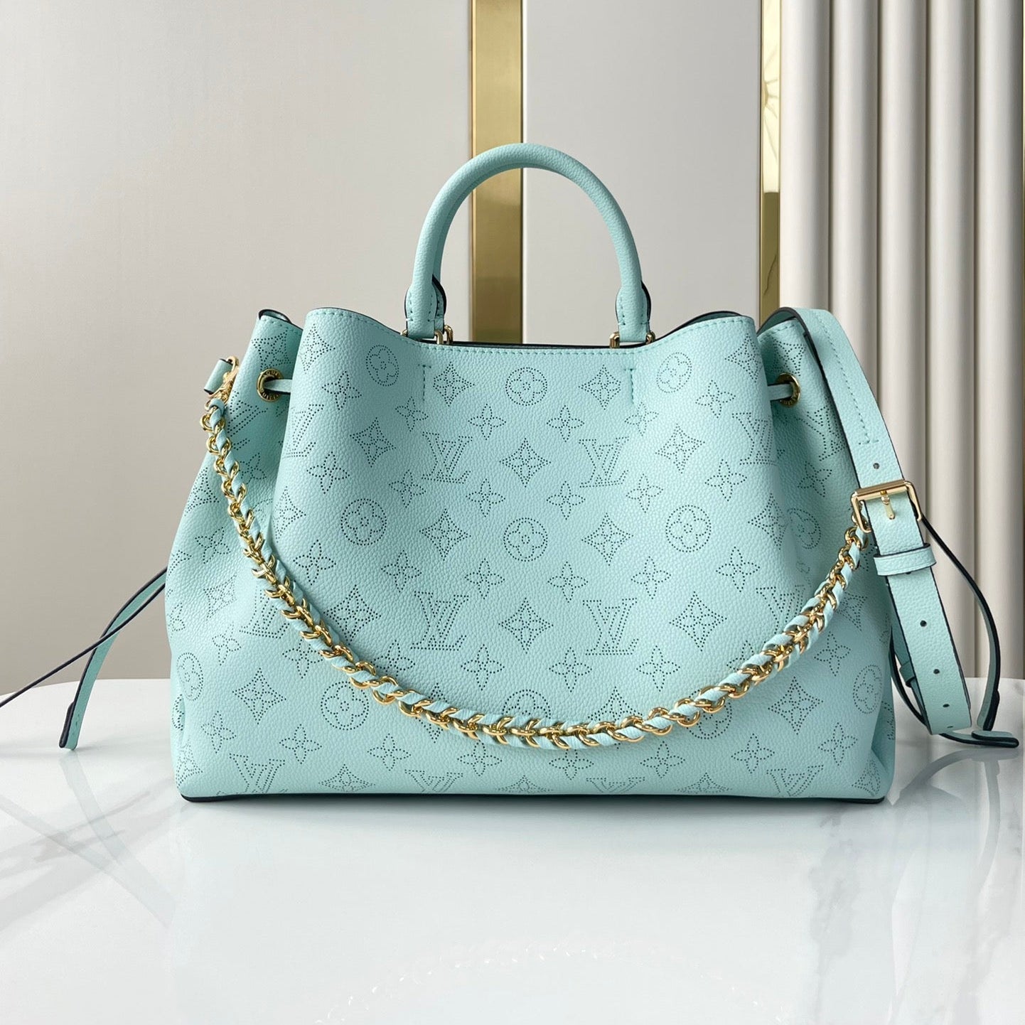BELLA TOTE 32 IN HIMMELBLAUEM MONOGRAMM, PERFORIERTEM KALBSLEDER, GOLDENE BESCHLÄGE