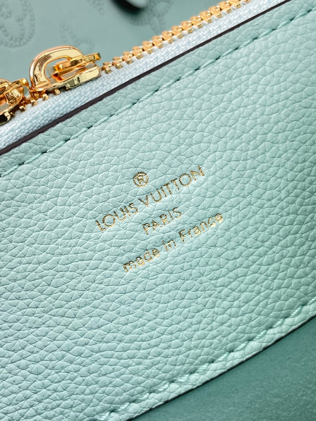 BELLA TOTE 32 IN HIMMELBLAUEM MONOGRAMM, PERFORIERTEM KALBSLEDER, GOLDENE BESCHLÄGE