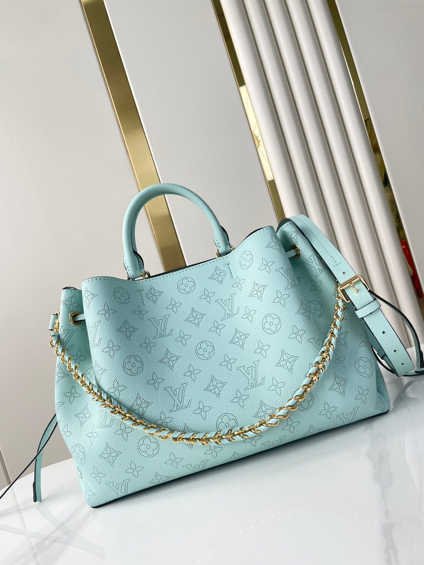 BELLA TOTE 32 IN HIMMELBLAUEM MONOGRAMM, PERFORIERTEM KALBSLEDER, GOLDENE BESCHLÄGE