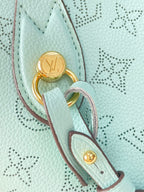 BLOSSOM PM 20 IN HIMMELBLAUEM MONOGRAMM-PERFORIERTEM KALBSLEDER