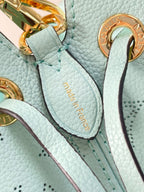 BELLA 22 IN HIMMELBLAUEM MONOGRAMM-PERFORIERTEM KALBSLEDER