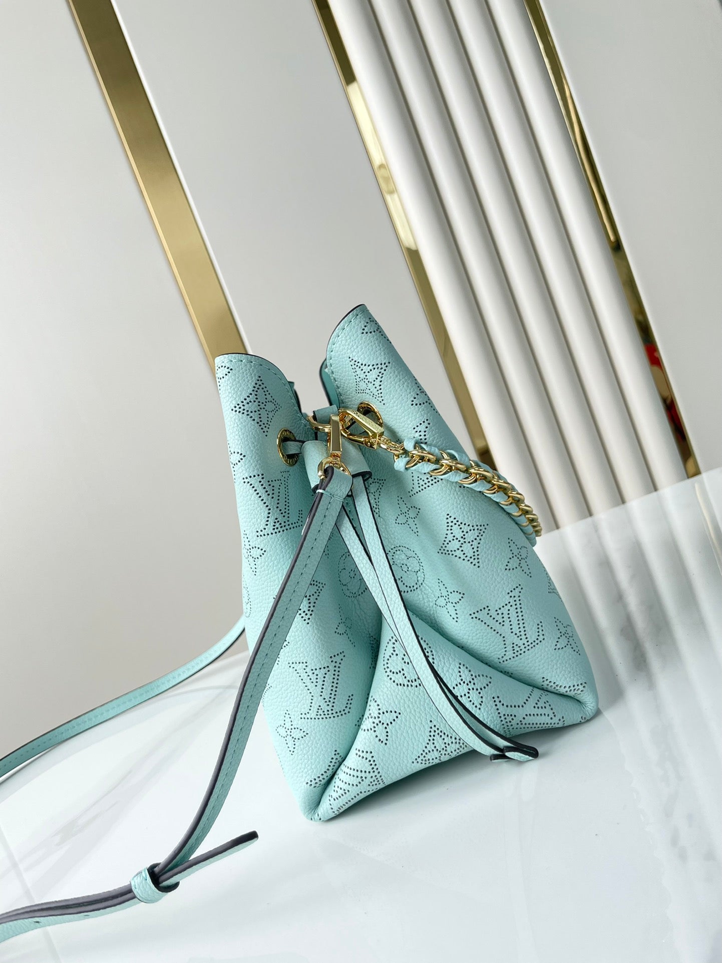 BELLA 22 IN HIMMELBLAUEM MONOGRAMM-PERFORIERTEM KALBSLEDER