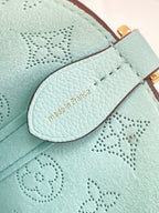 BLOSSOM PM 20 IN HIMMELBLAUEM MONOGRAMM-PERFORIERTEM KALBSLEDER