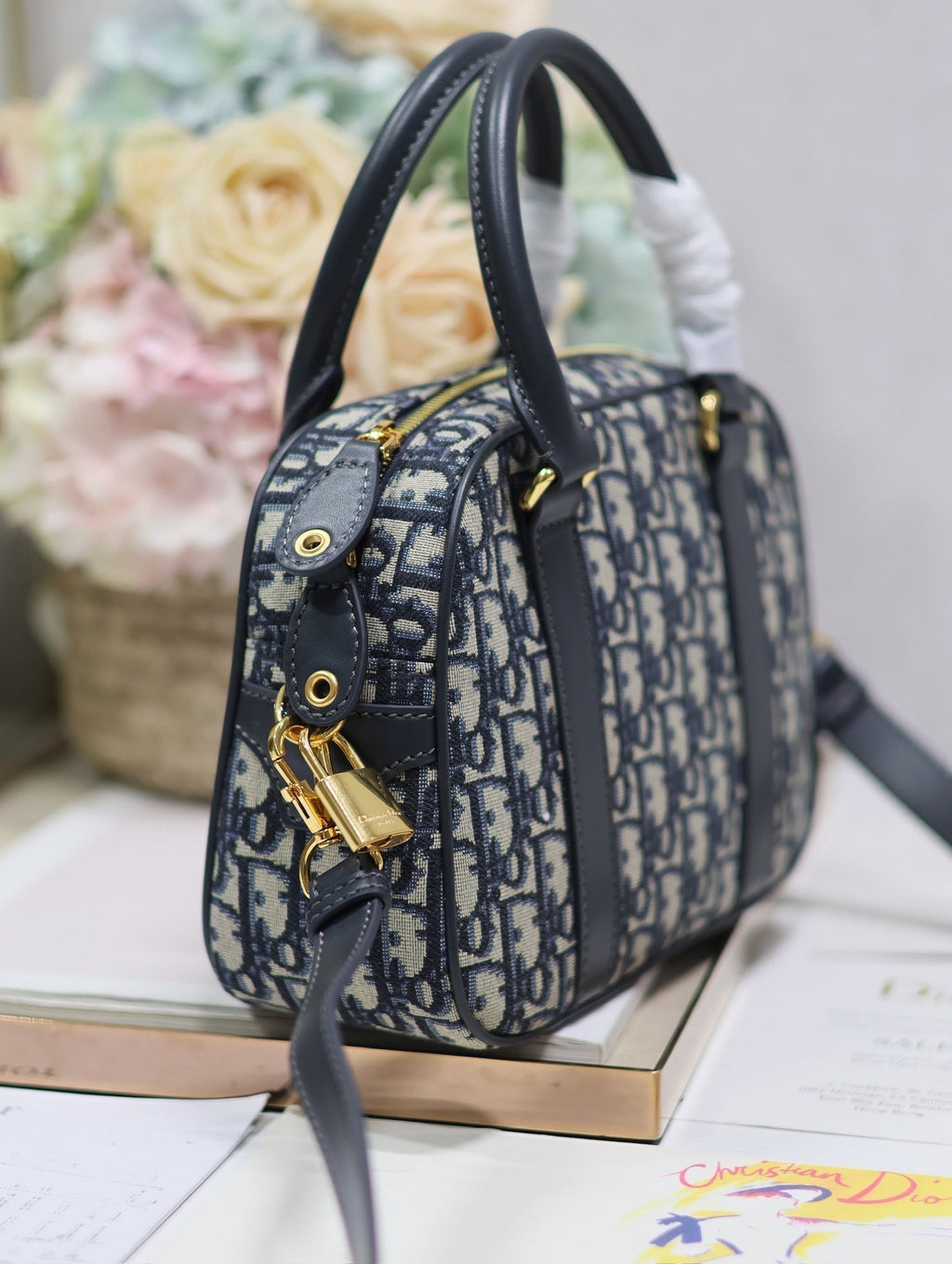 KLEINE 25 D-VIBE BOWLING-TASCHE IN BLAUEM MONOGRAMM-OBLIQUE-JACQUARD